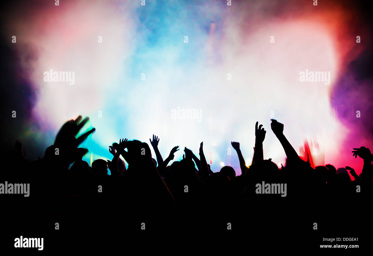 La folla di persone con le mani in alto per divertirsi in una discoteca / musica concerti o festival. Foto Stock