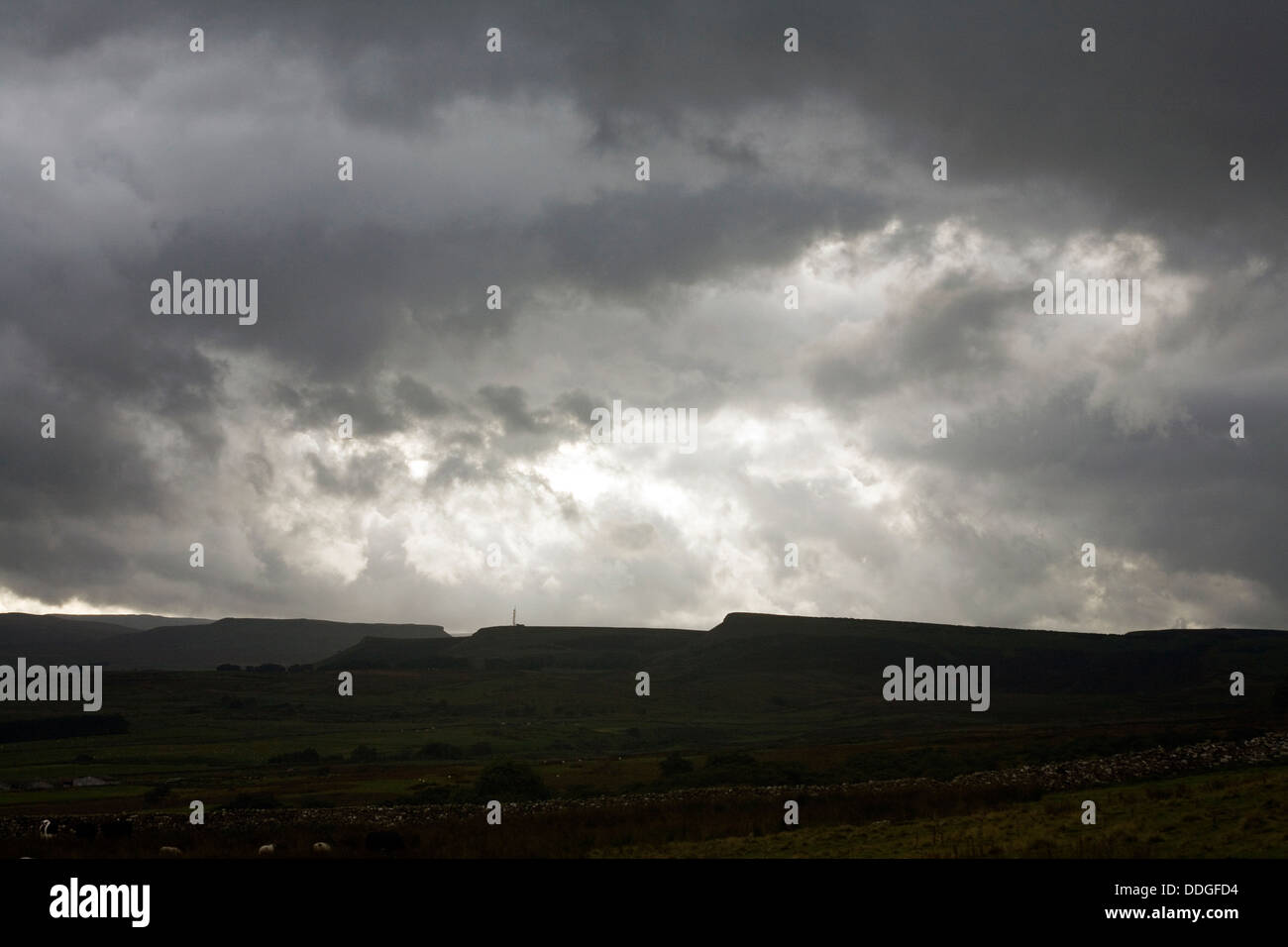 Nuvole temporalesche passano sopra Wensleydale su una sera d'autunno da vicino a Bolton Castle Yorkshire Dales Inghilterra Foto Stock