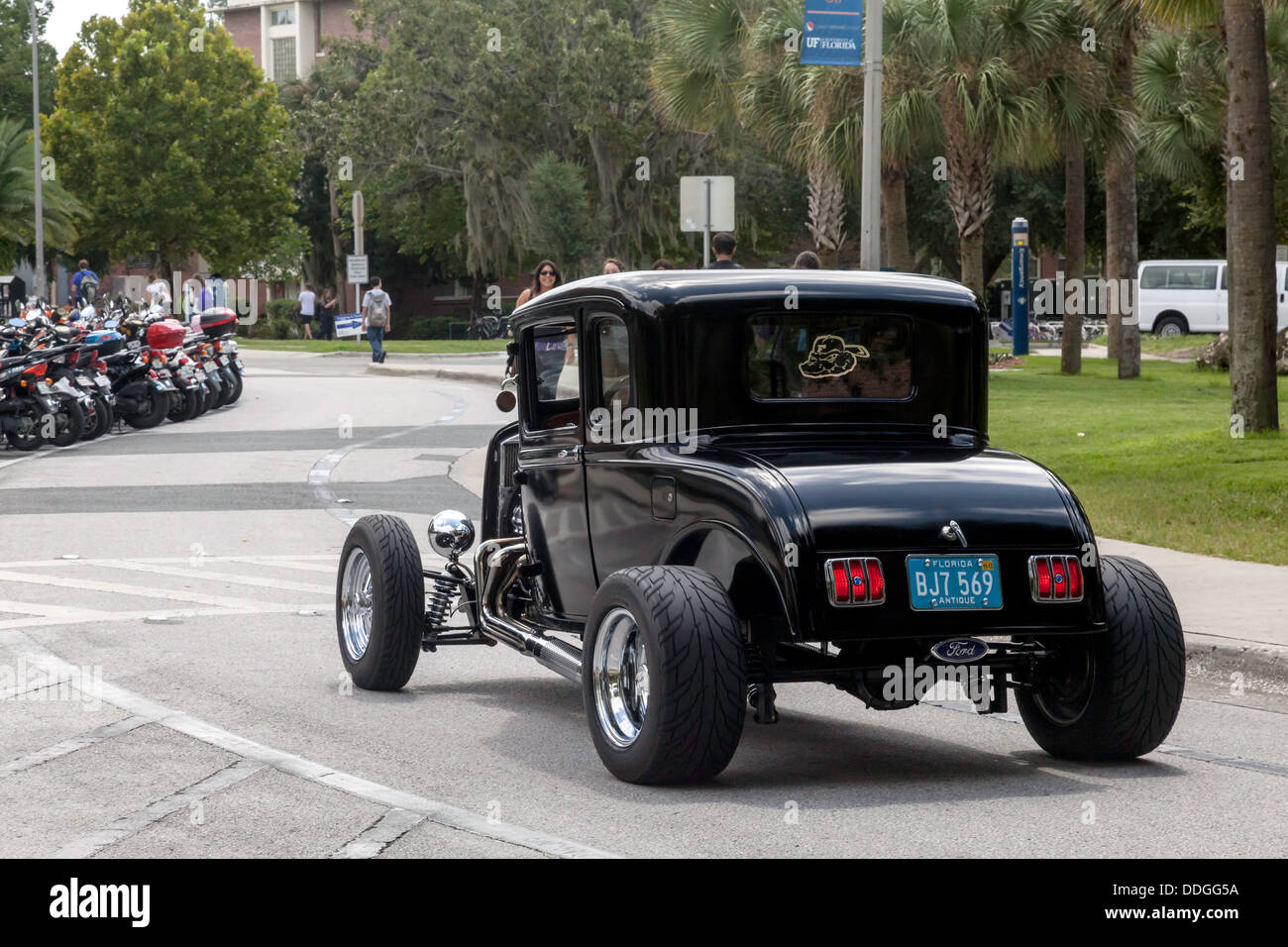 Il nero antico modello Ford A B ? Streetrod street asta di guida auto giù street. Foto Stock