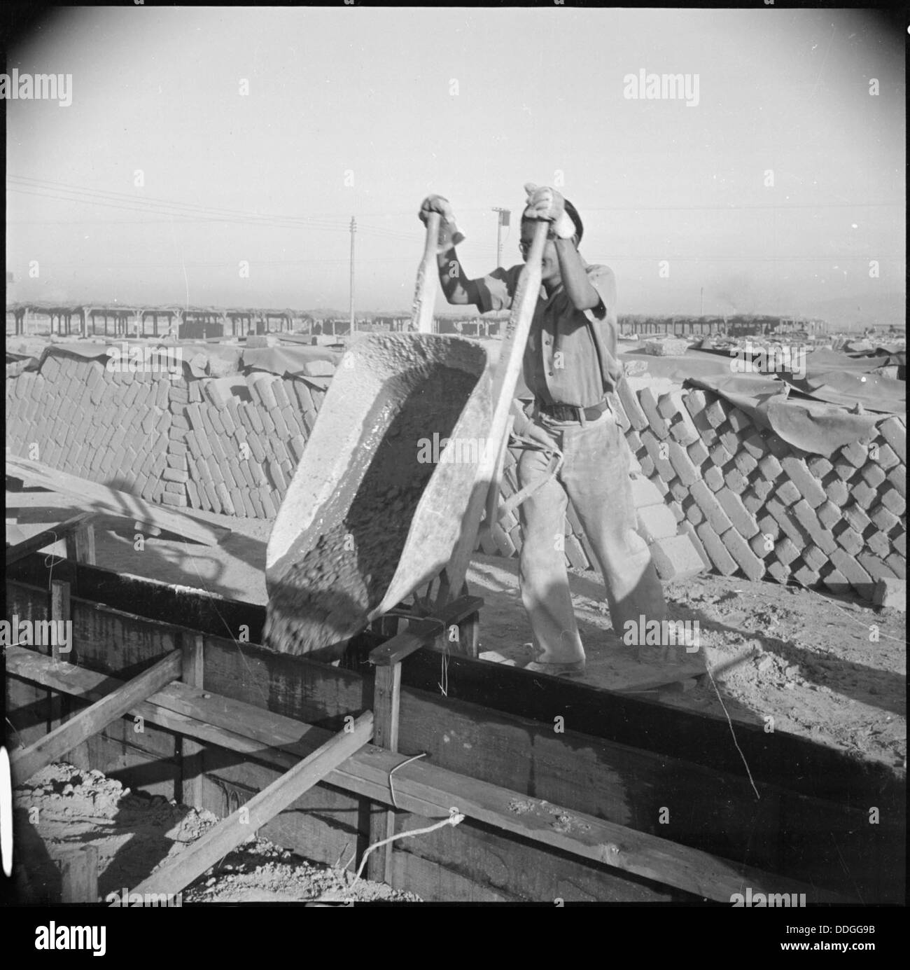 Edifici scolastici in costruzione a Poston, Arizona, utilizzando il lavoro evacuato durante la seconda guerra mondiale, una parte degli sforzi del campo di internamento. Foto Stock