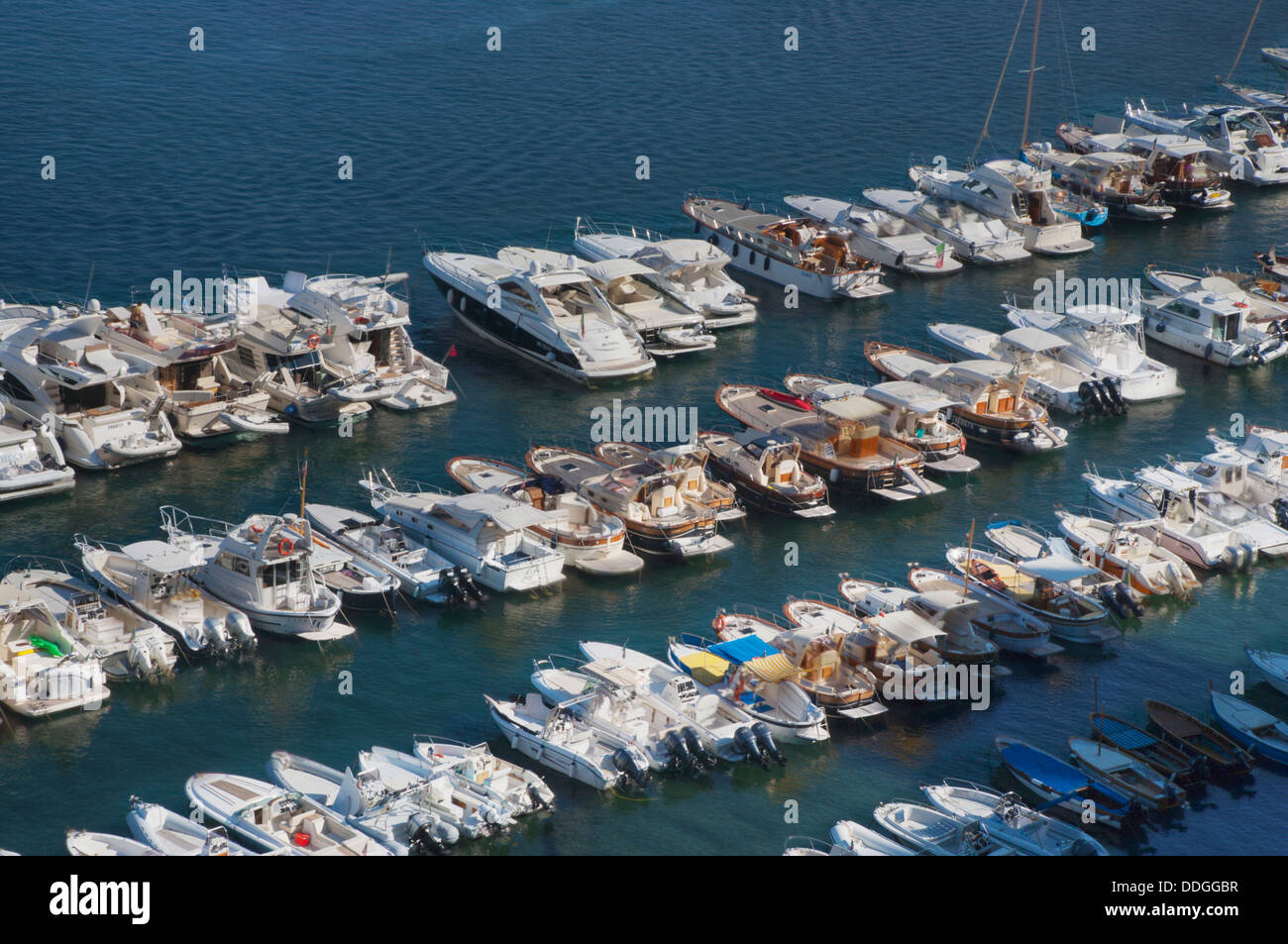 Angolo di alta vista delle barche in un ambiente marino, Sorrento, campania, Italia Foto Stock
