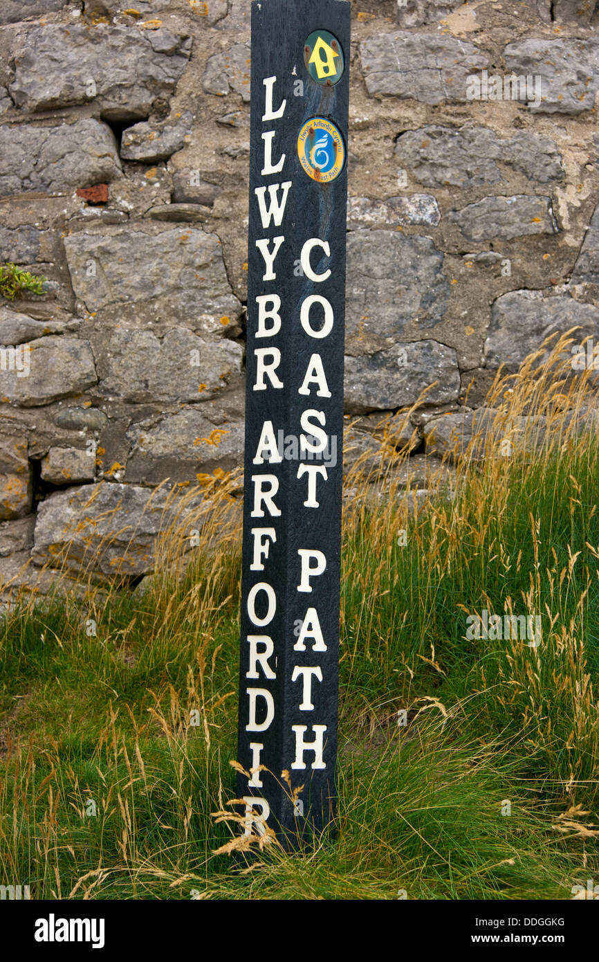 Il Galles sentiero costiero sign in Inglese e Gallese Porthcawl Galles Gran Bretagna Europa Foto Stock