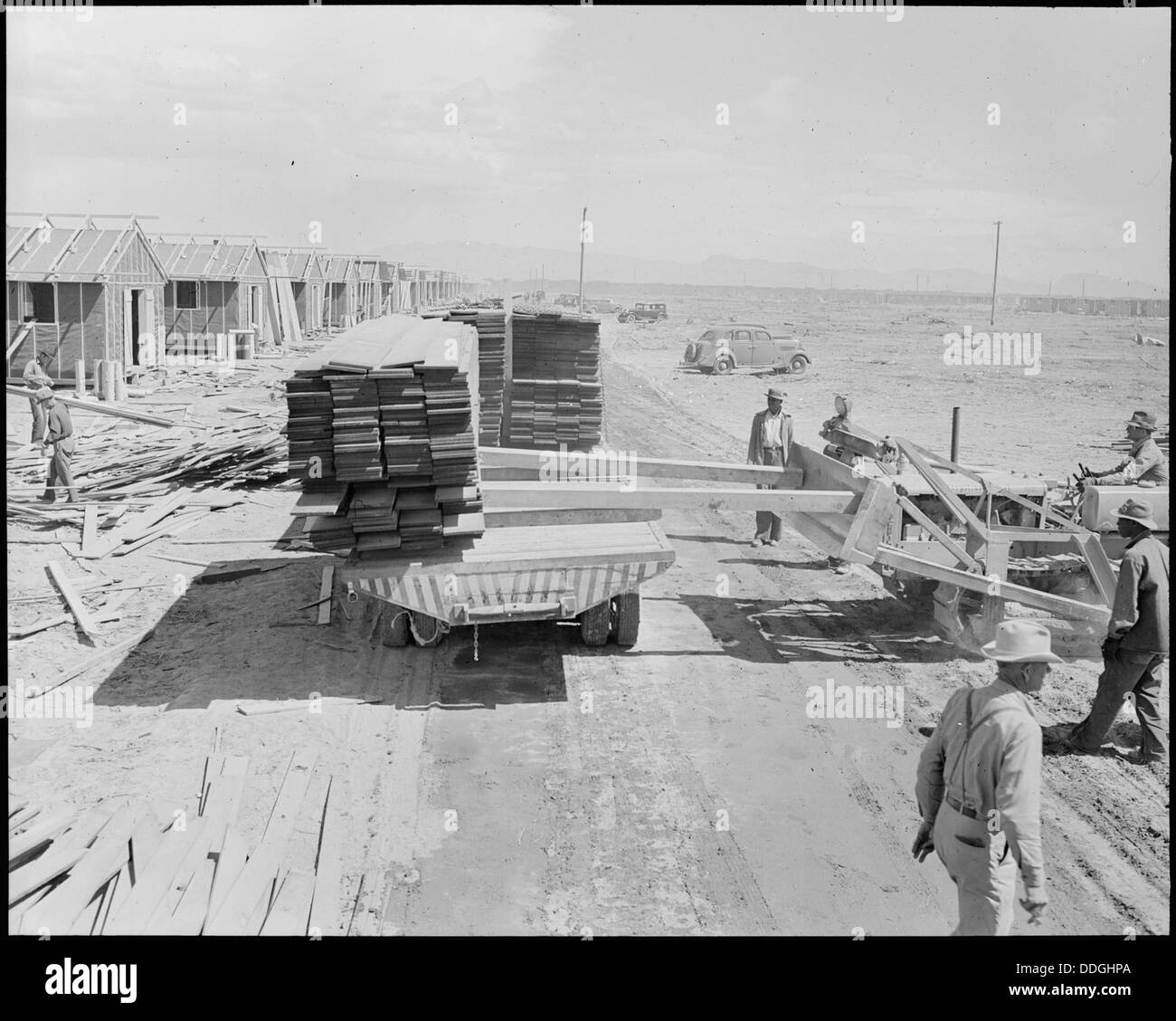 Poston, Arizona. Lo scarico di legname con bulldozer nella costruzione di caserme per sfollati del jap . . . 536070 Foto Stock