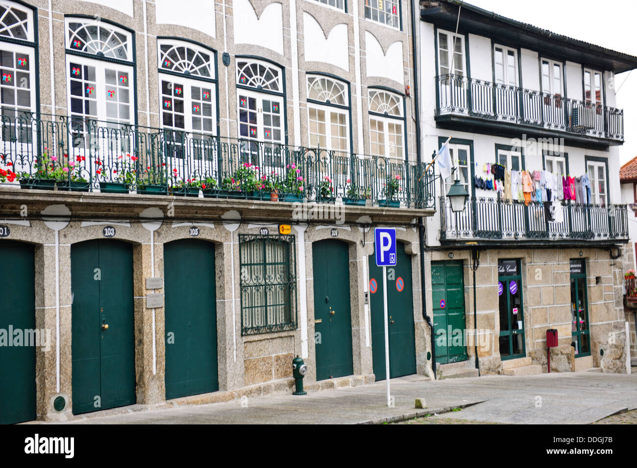 Patrimonio Mondiale Unesco città,con la famosa Università,la posa di rivendicazione per la nascita del Portugues Nazione,Guimarães,Portogallo settentrionale Foto Stock