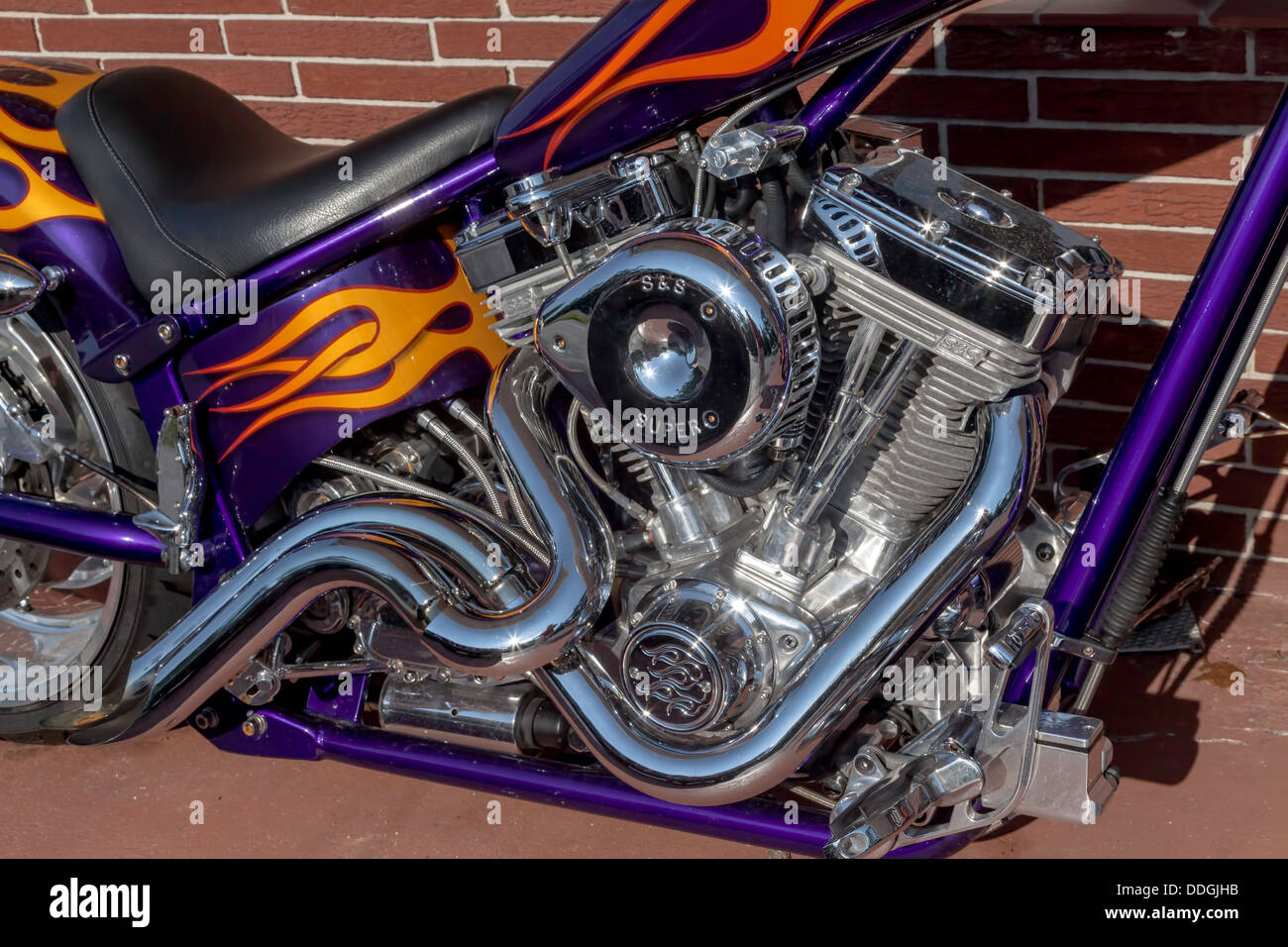 Custom arancione e viola fiamma vernice lavoro sulla moto chopper. Foto Stock