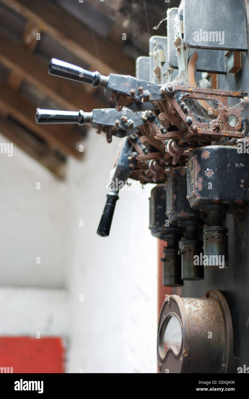 Vecchio vintage dial e leve e interruttori misurazione ampere a National Slate Museum llanberis Galles del nord Foto Stock