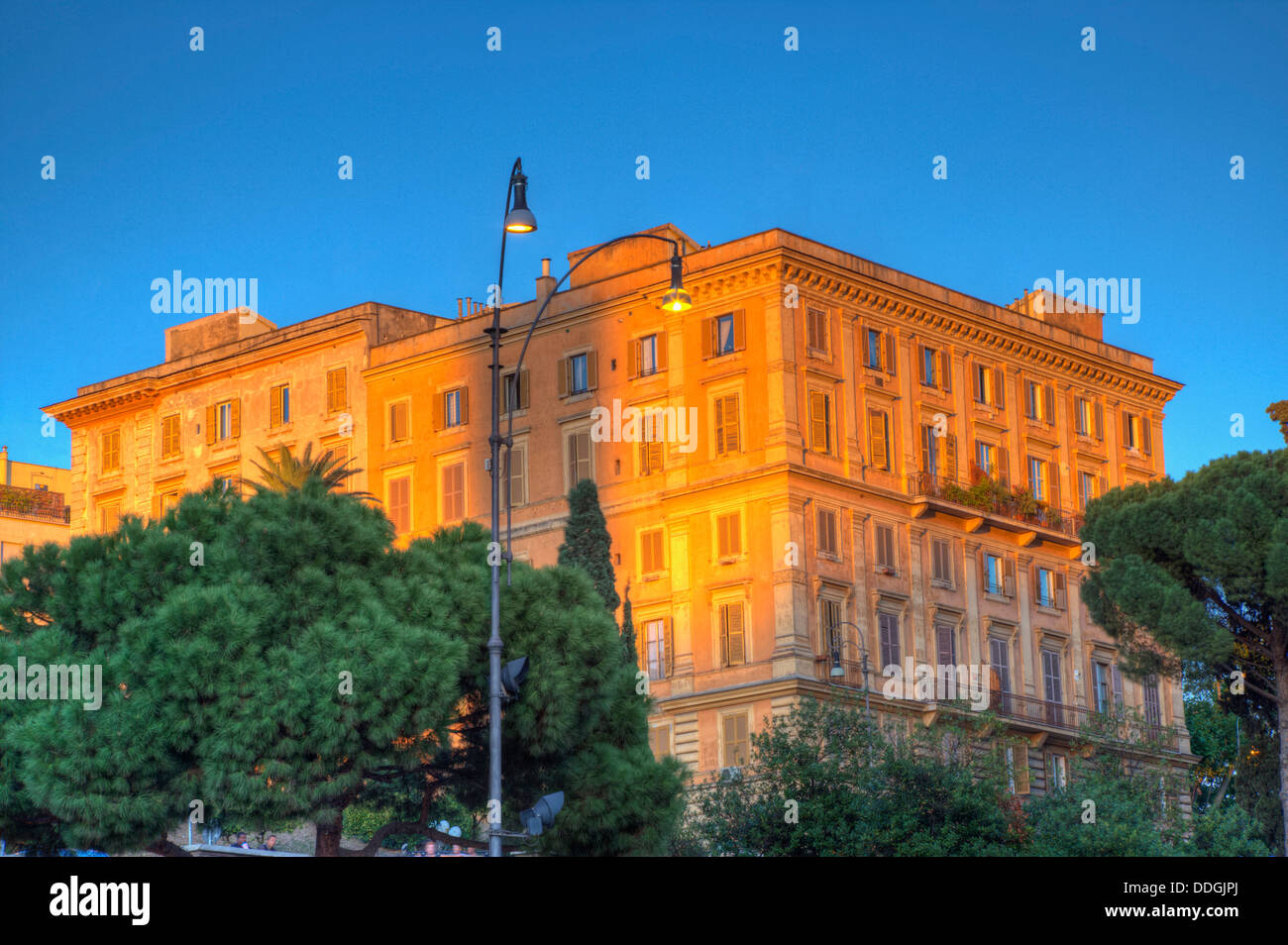 Basso angolo di visione di un edificio nella città di Roma e della Provincia di Roma, Italia Foto Stock