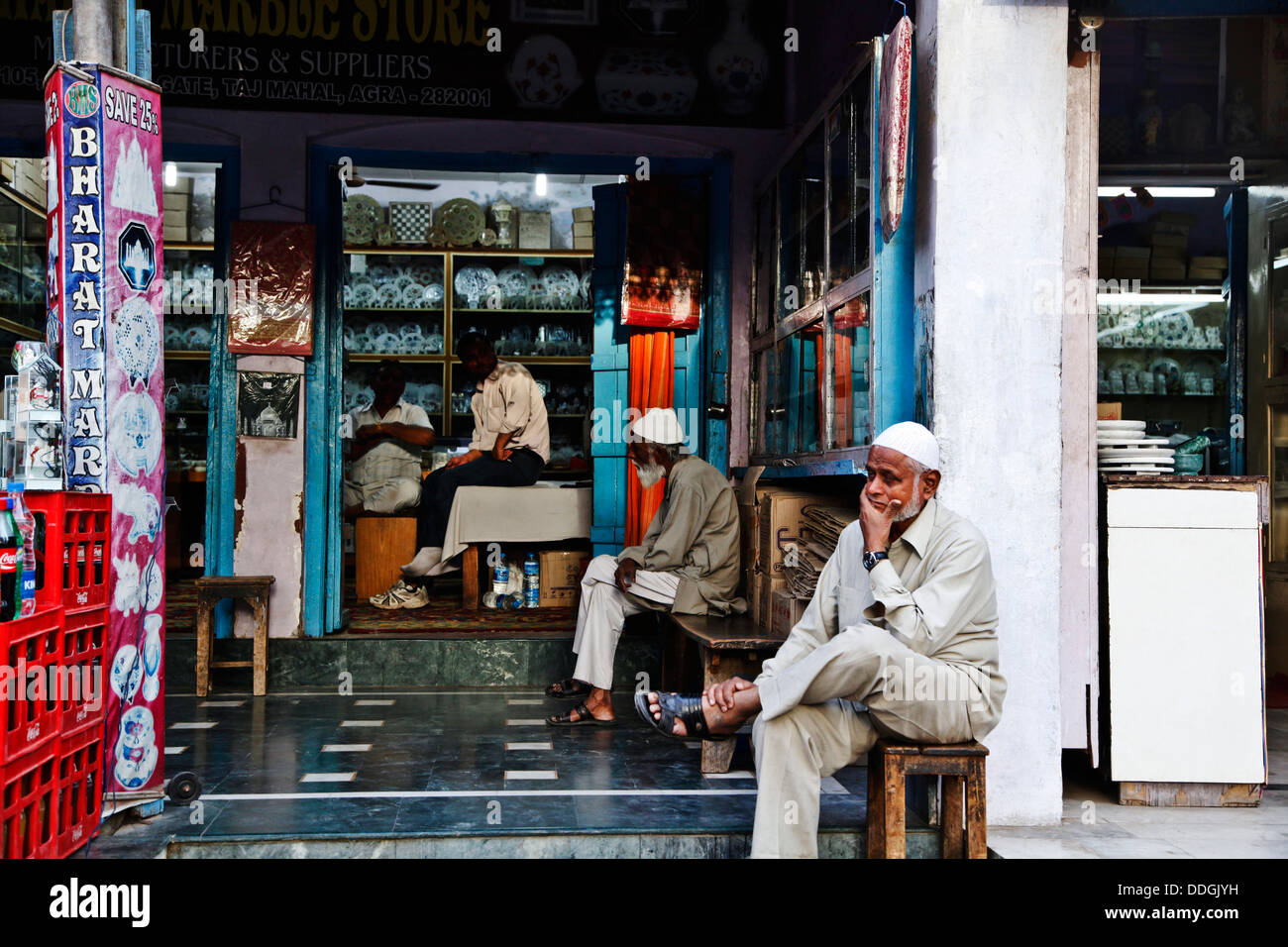 Uomo seduto fuori da un negozio, Agra, Uttar Pradesh, India Foto Stock
