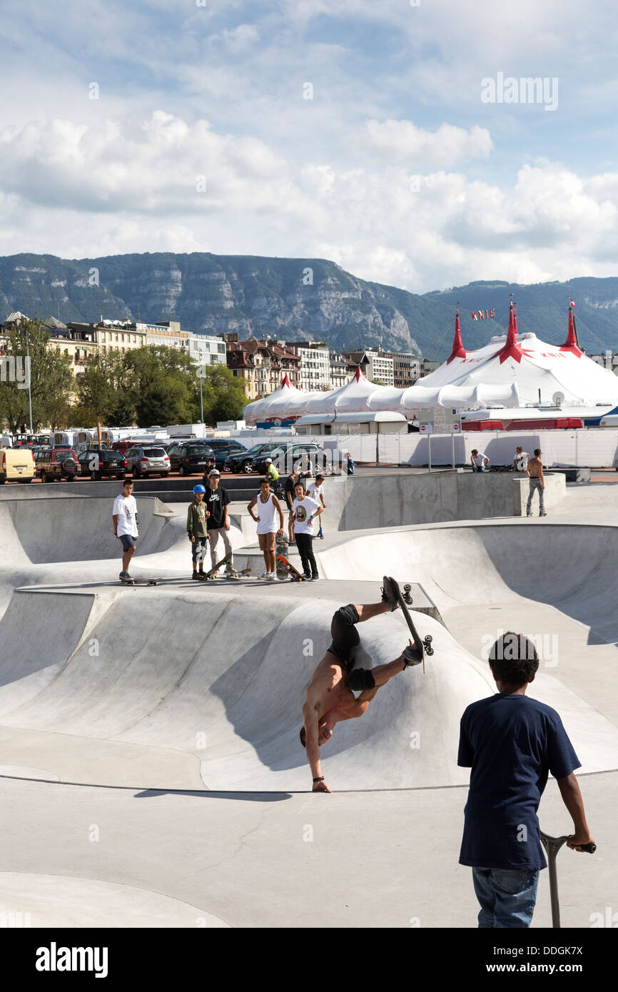 Airborne guidatore di skateboard, Plainpalais skatepark, Ginevra, Svizzera Foto Stock