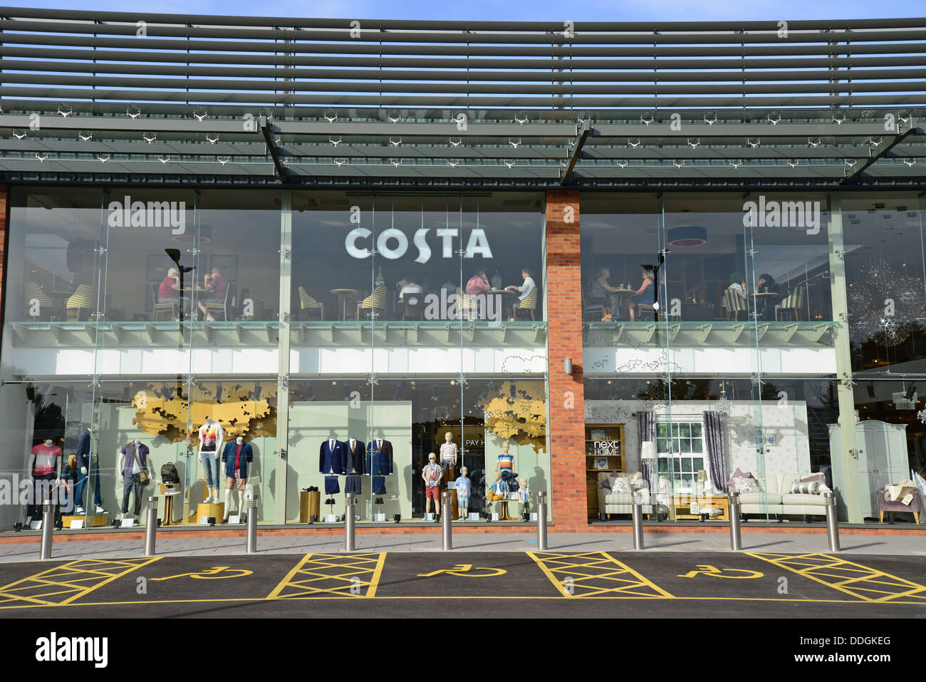 Avanti la casa e il Giardino Negozio, London Road, Camberley, Surrey, England, Regno Unito Foto Stock