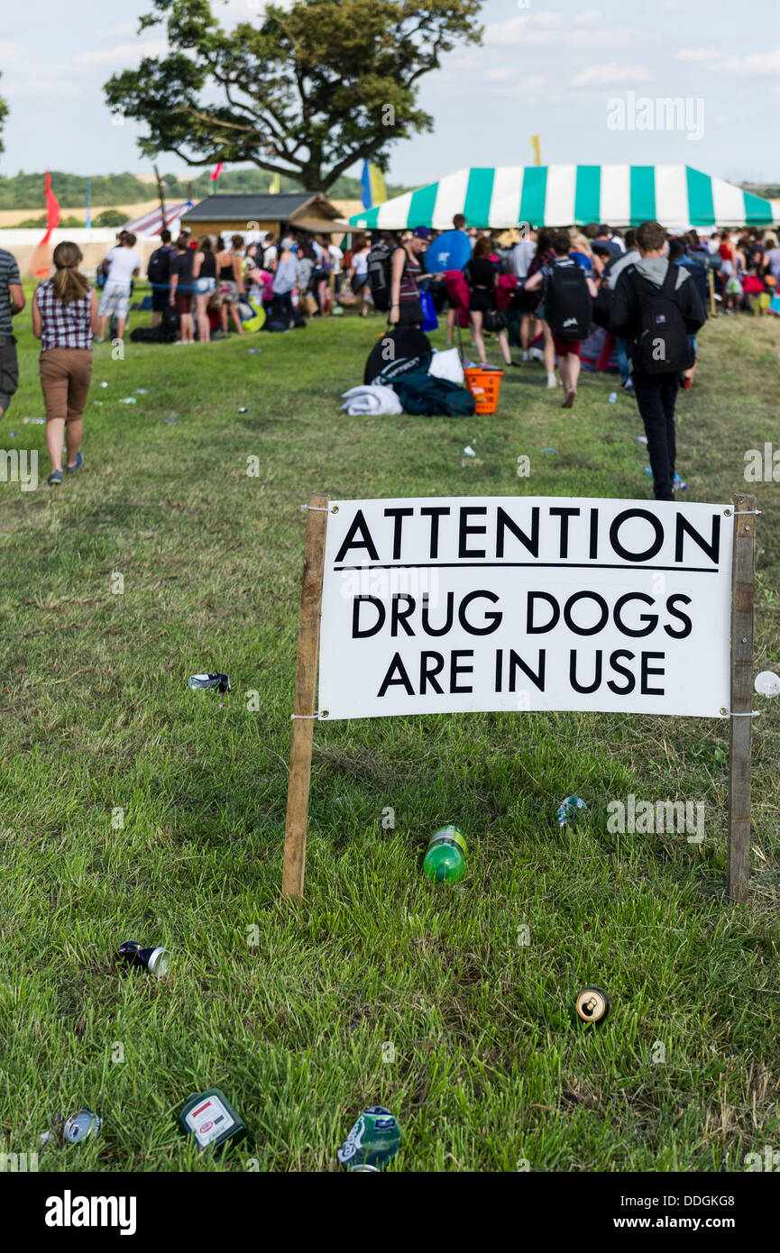 23 Agosto 2013: cartelli di avvertimento all'ingresso del Festival Brownstock. Tuttavia, nonostante una tolleranza zero nei confronti della droga un uomo è morto e la sua ragazza è malata dopo aver partecipato al Festival in Essex. È stato riportato che hanno preso 5-EAPB. La sostanza è stata acquistata su internet. Fotografo: Gordon Scammell/Alamy Live News Foto Stock
