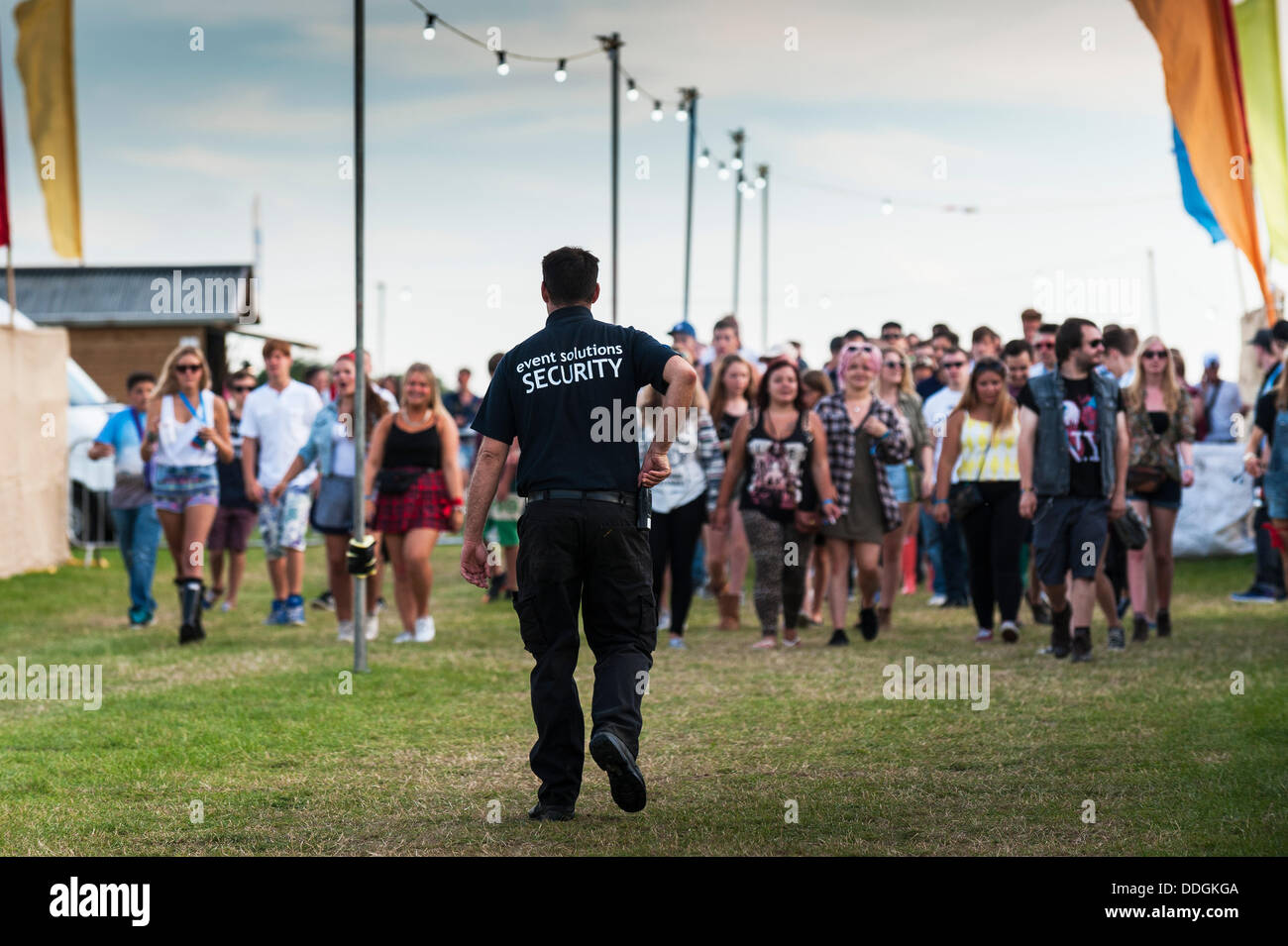 23 Agosto 2013: Festivalgoers immettendo il Festival Brownstock. Tuttavia, nonostante una tolleranza zero nei confronti della droga un uomo è morto e la sua ragazza è malata dopo aver partecipato al Festival in Essex. È stato riportato che hanno preso 5-EAPB. La sostanza è stata acquistata su internet. Fotografo: Gordon Scammell/Alamy Live News Foto Stock