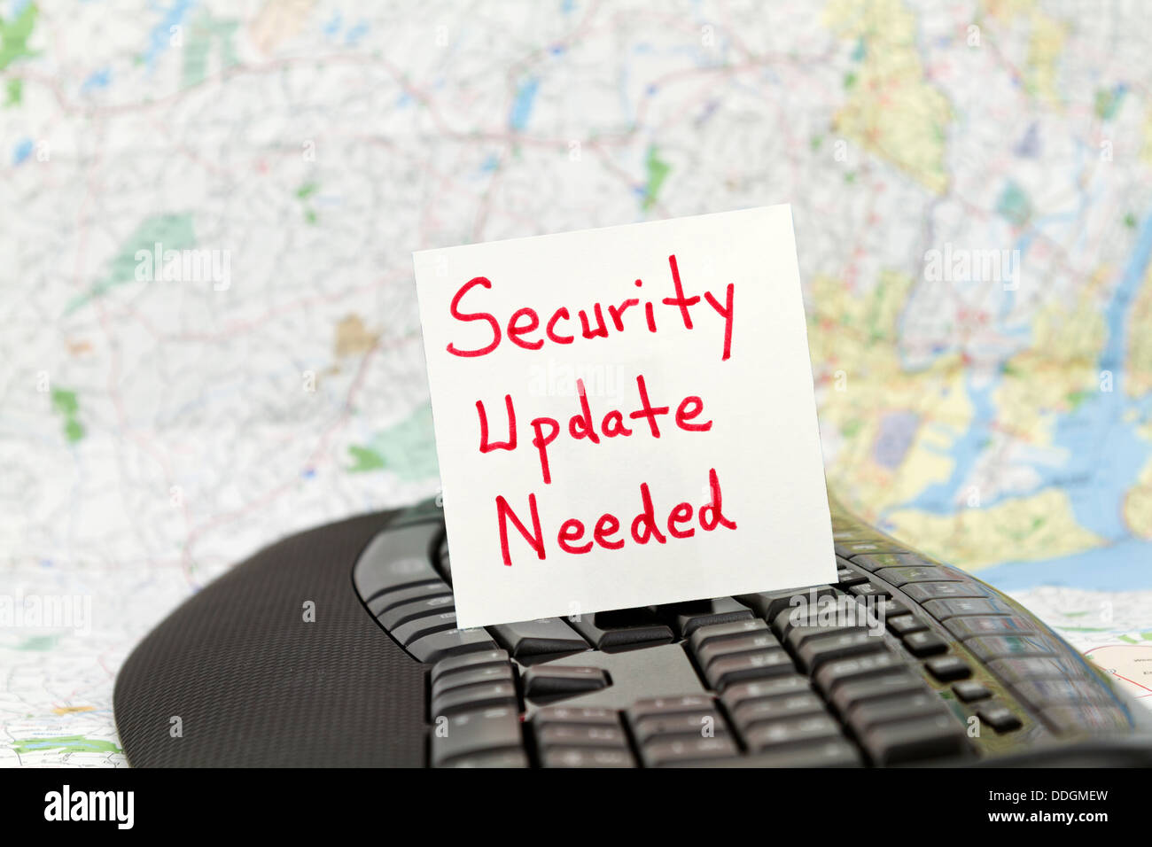 Aggiornamento per la protezione è necessario nota posto sulla tastiera nera nella parte anteriore con lo sfondo della mappa. Focus su Tecnologia frase di avvertimento. Foto Stock