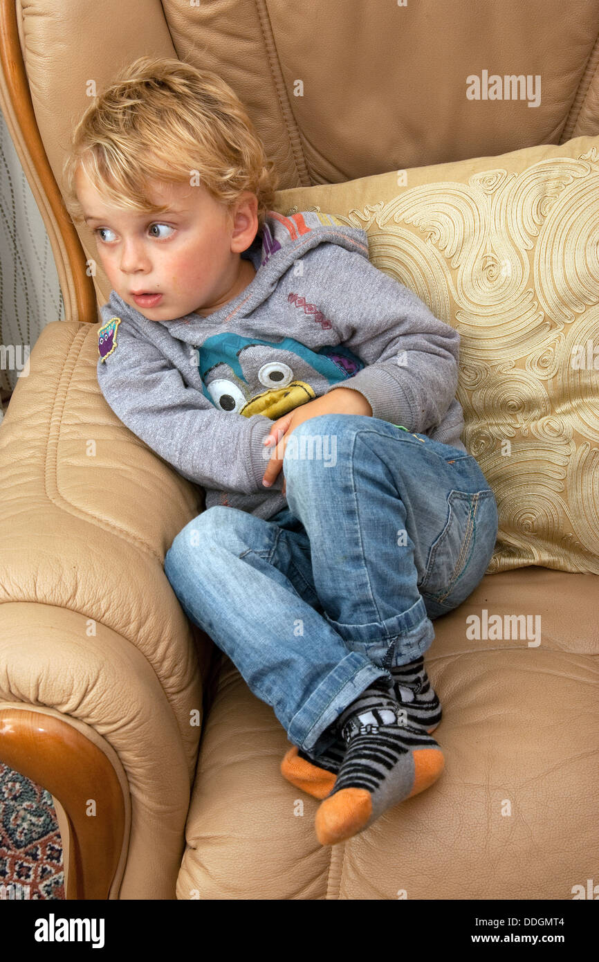 Foto di famiglia piccolo bambino seduto bracci ripiegati toddler Foto Stock