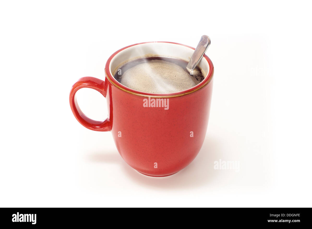 Red tazza di caffè su un isolato bianco sullo sfondo. Foto Stock