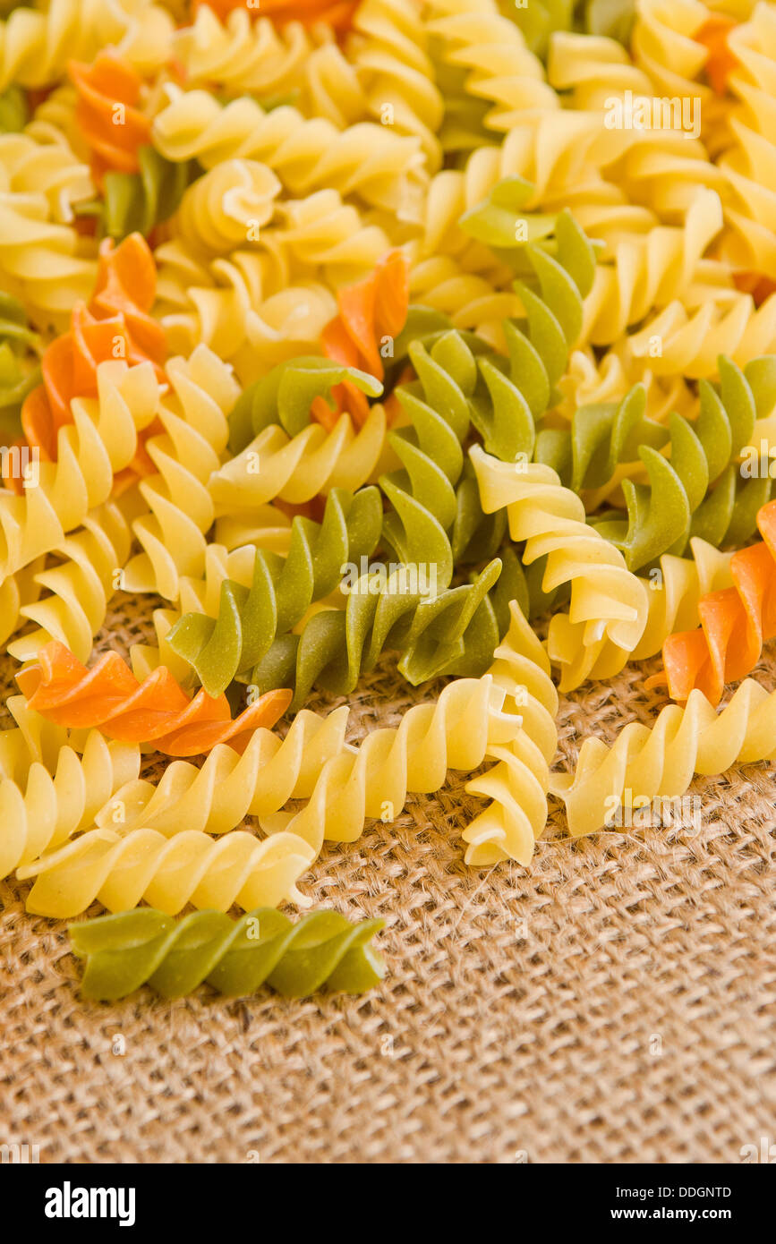 Fusilli italiano o rotini, a forma di elica maccheroni sfondo Foto Stock