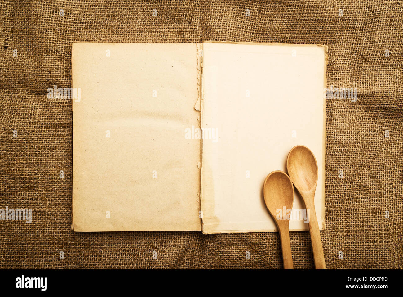 Vintage aprire il libro di ricette con la vecchia carta grunge textured pagine. Foto Stock