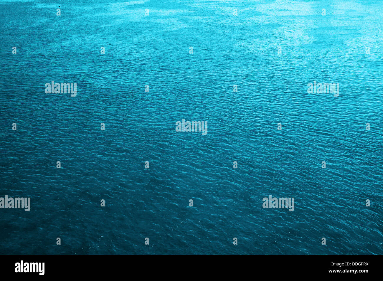 Acqua blu superficie con la luminosità a distanza Foto Stock