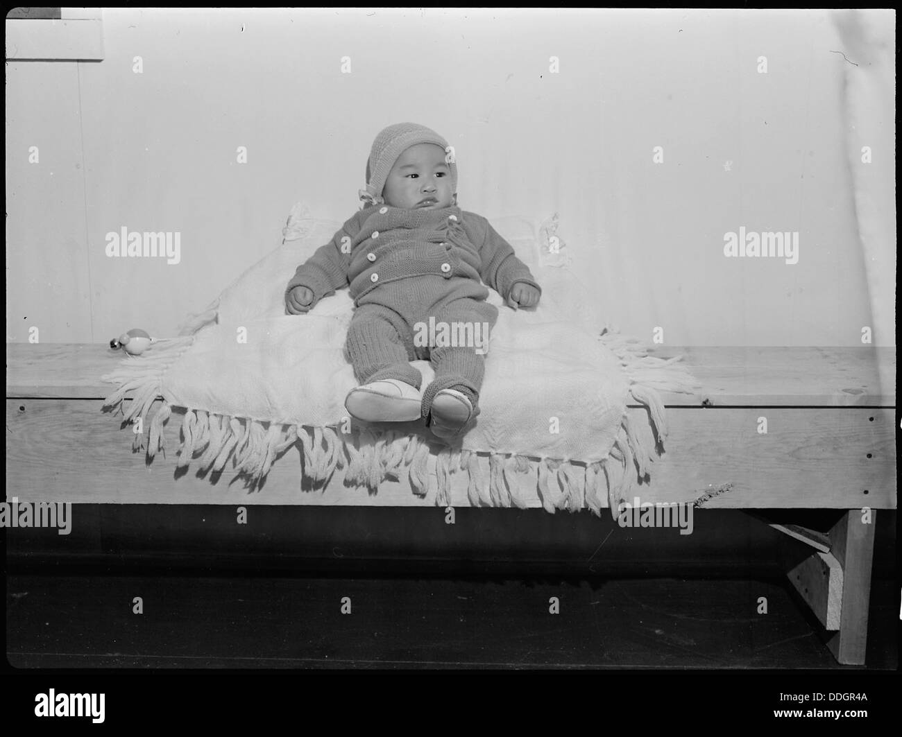 Una fotografia di un bambino sfollato al Tule Lake Relocation Center di Newell, California, scattata durante l'internamento di giapponesi americani nella seconda guerra mondiale Foto Stock