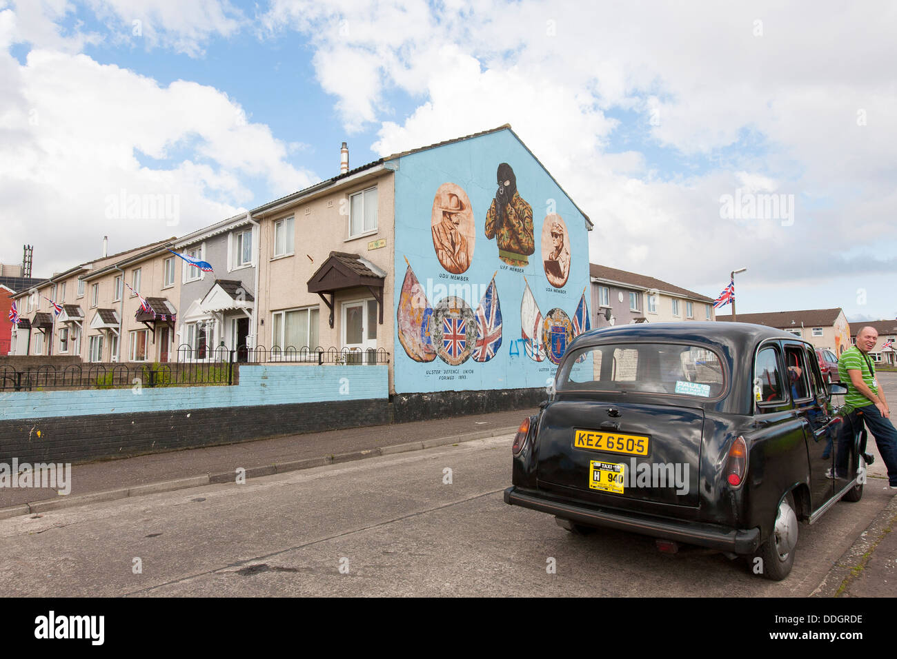 Un murale politico dipinta su un muro a Belfast, Irlanda del Nord rappresenta il cecchino seguenti i cattolici sull'altro lato. Foto Stock