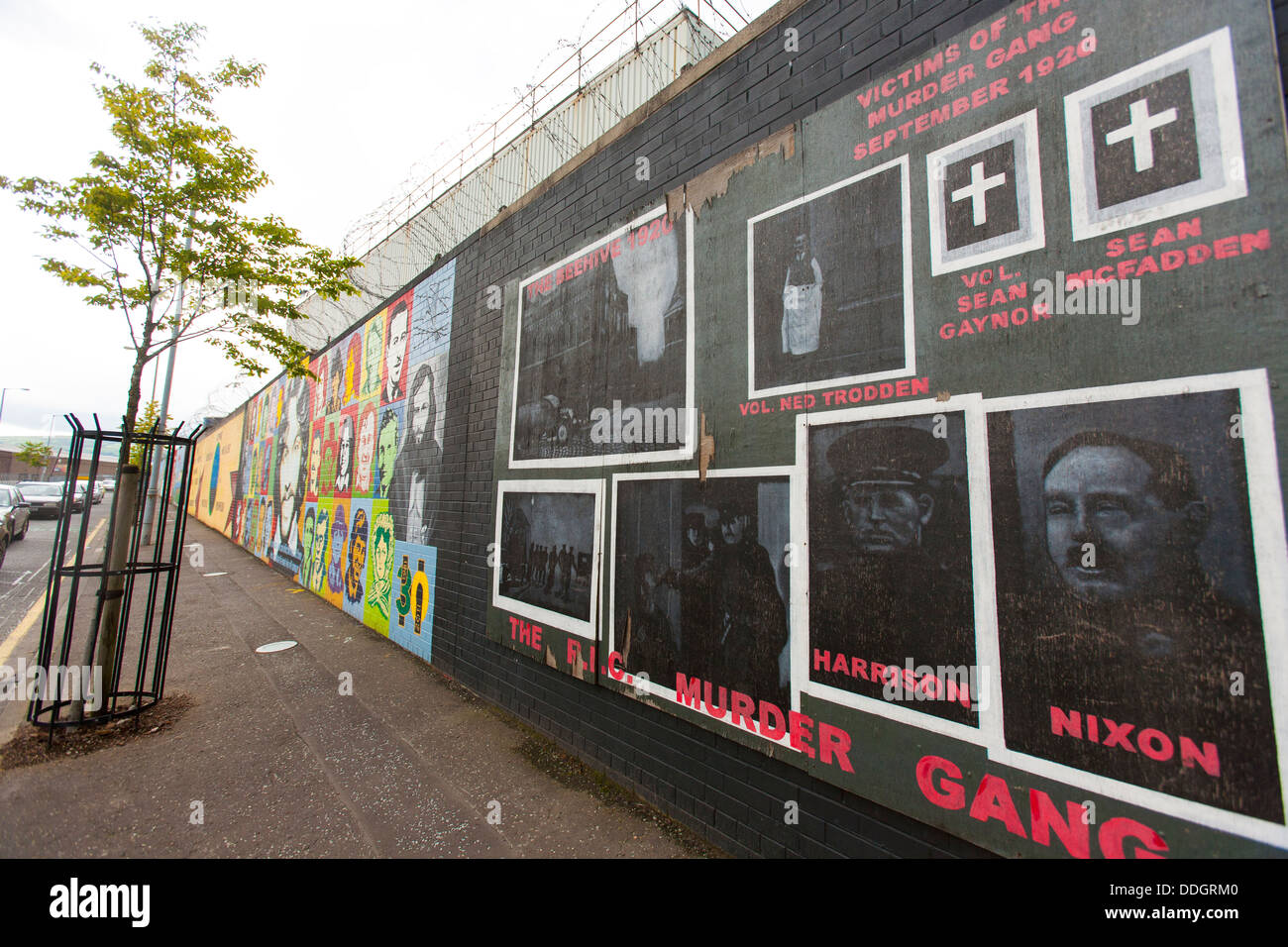 Un murale politico dipinta su un muro a Belfast, Irlanda del Nord raffigura coloro che sono morti nella lotta contro gli Inglesi Foto Stock