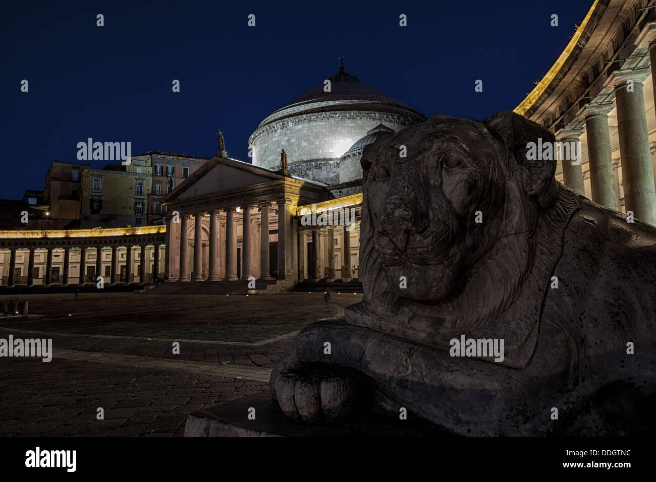 Napoli, nocturne in Piazza Plebiscito con la chiesa di San Francesco di Paola Foto Stock