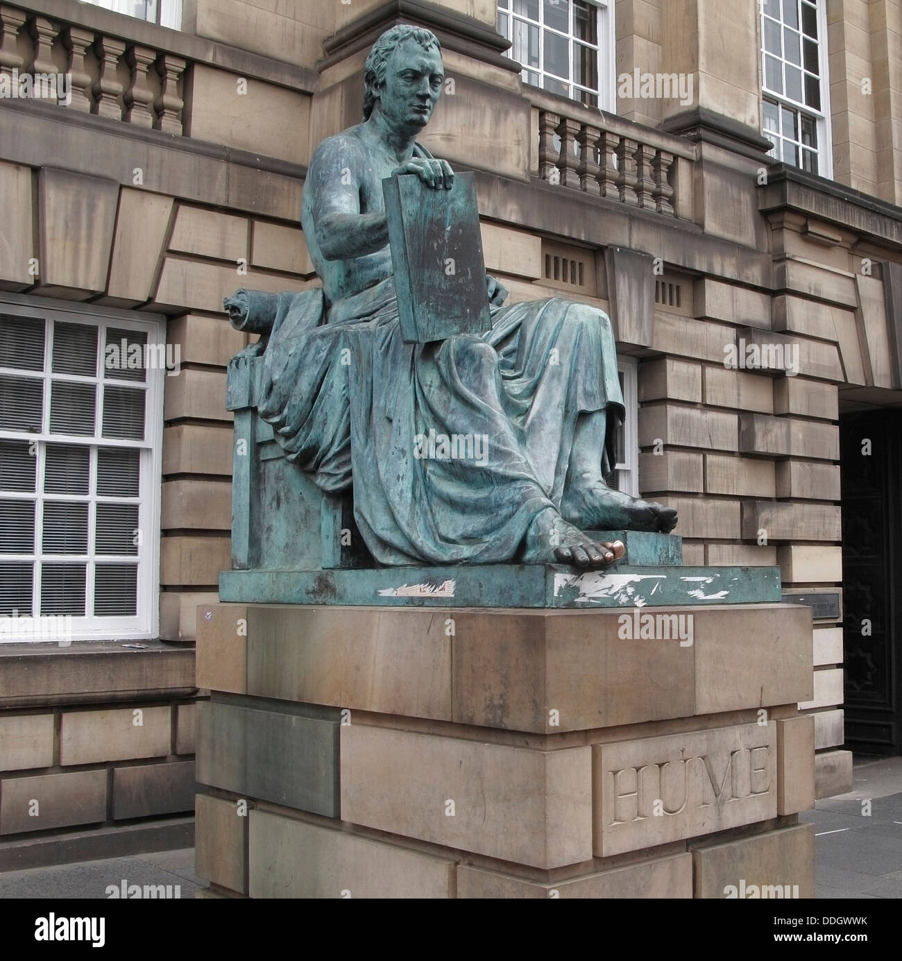 David Hume statua fuori l Alta Corte di Justiciary, Lawnmarket, Royal Mile di Edimburgo, Scozia Foto Stock David Hume statua fuori l Alta Corte di Justiciary, Lawnmarket, Royal Mile di Edimburgo, Scozia Foto Stock