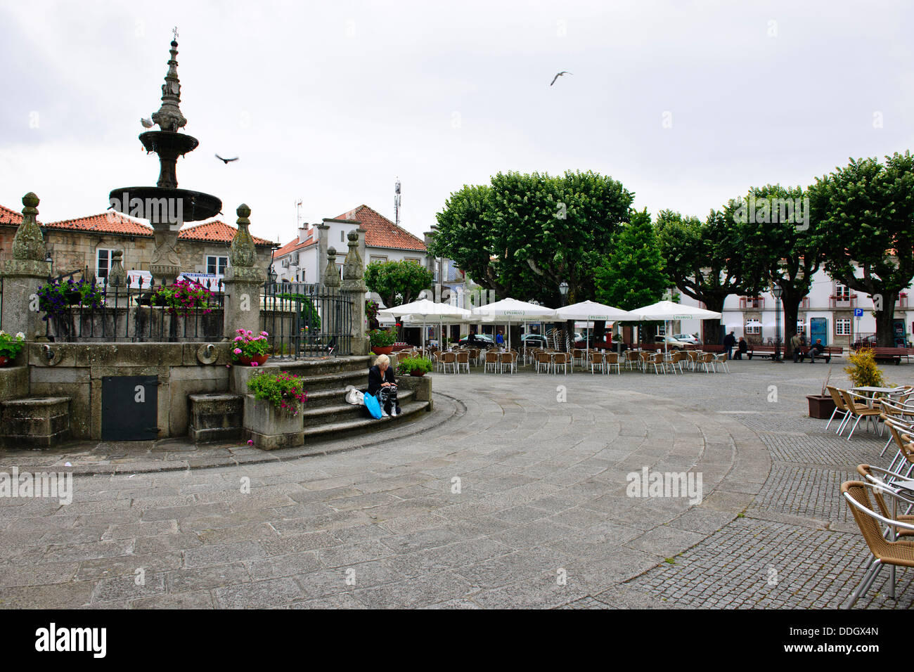 Caminha - Rua Direita,strada principale della città vecchia medievale,Square,Torre dell Orologio,bar,ristoranti,Carminha,Portogallo settentrionale Foto Stock
