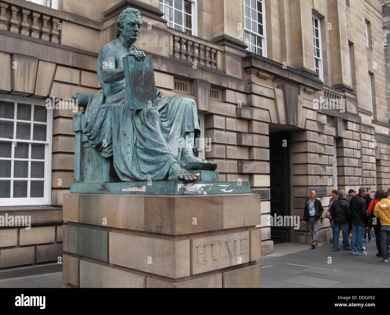 David Hume statua fuori l Alta Corte di Justiciary, Lawnmarket, Royal Mile di Edimburgo, Scozia Foto Stock