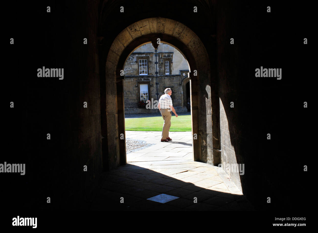 La vista di un uomo attraverso un arco, Oxford University, Regno Unito Foto Stock