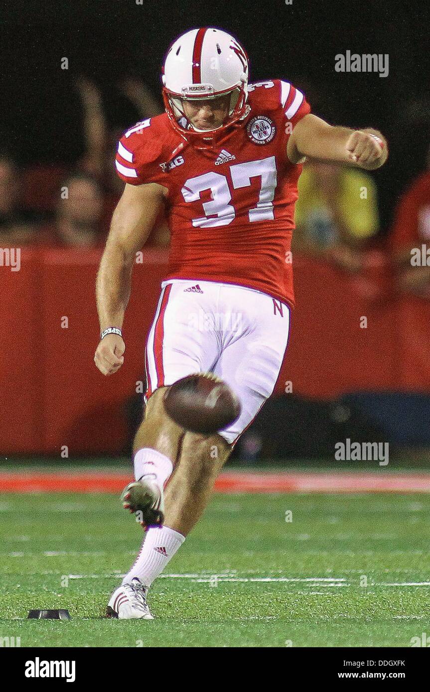 Agosto 31, 2013 - Lincoln, Nebraska, Stati Uniti d'America - 31 Ago, 2013 - Lincoln, NE U.S. - Nebraska Cornhuskers kicker Mauro Bondi #37 in azione durante un collegio di NCAA Football gioco tra il cowboy del Wyoming e del Nebraska Cornhuskers presso il Memorial Stadium di Lincoln, NE...Nebraska ha vinto 37-34.Michael Spomer/Cal Sport Media Foto Stock