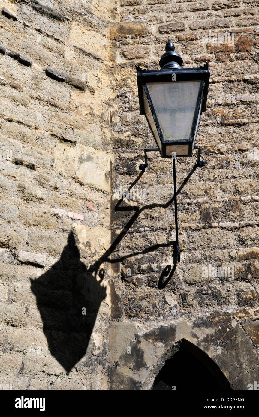 Ombra di una vecchia strada lampada a parete, Oxford, Regno Unito Foto Stock