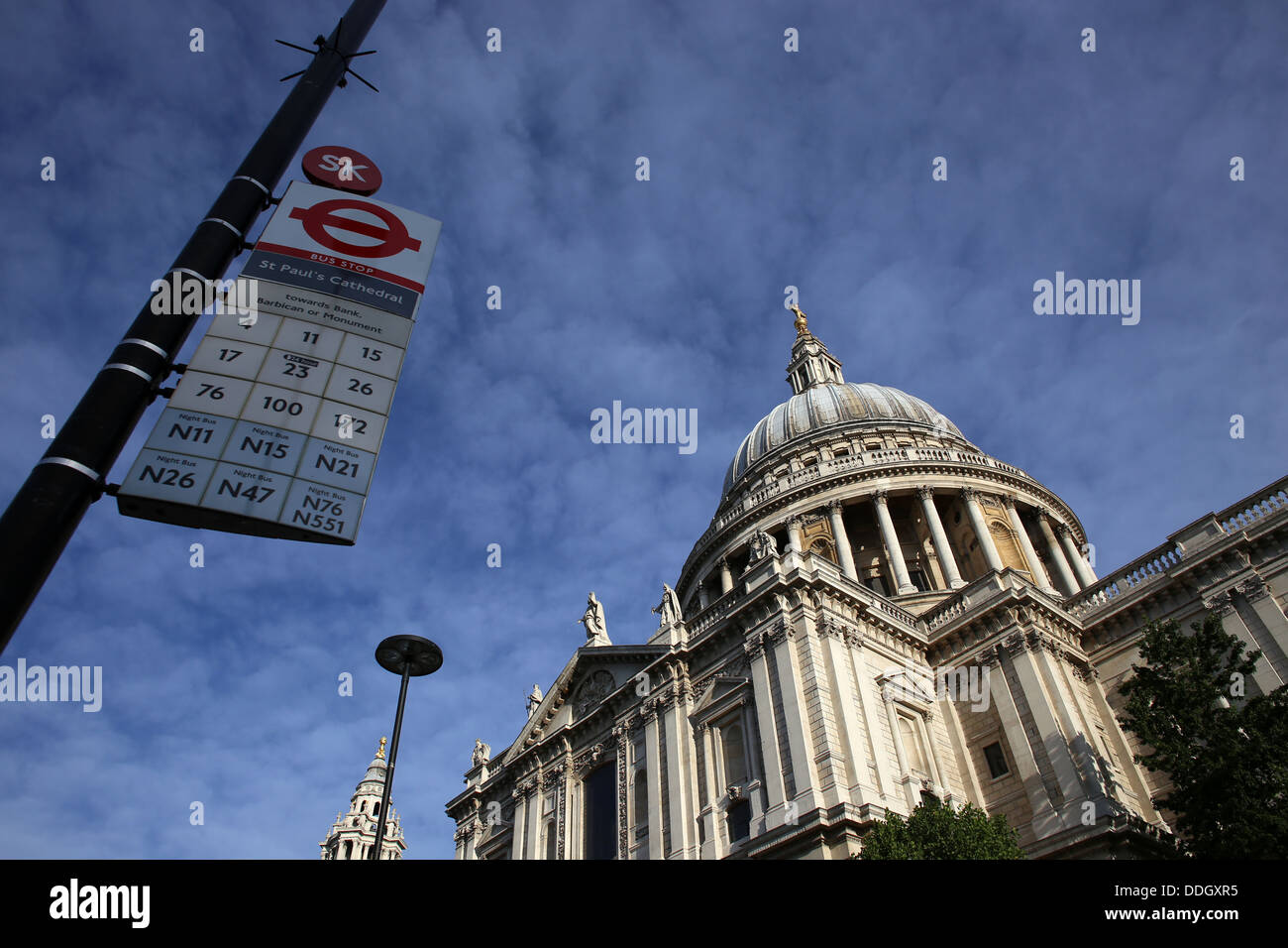 La Cattedrale di St Paul, Londra, con una Londra Trasporto bus stop in primo piano e circondato da cielo blu Foto Stock