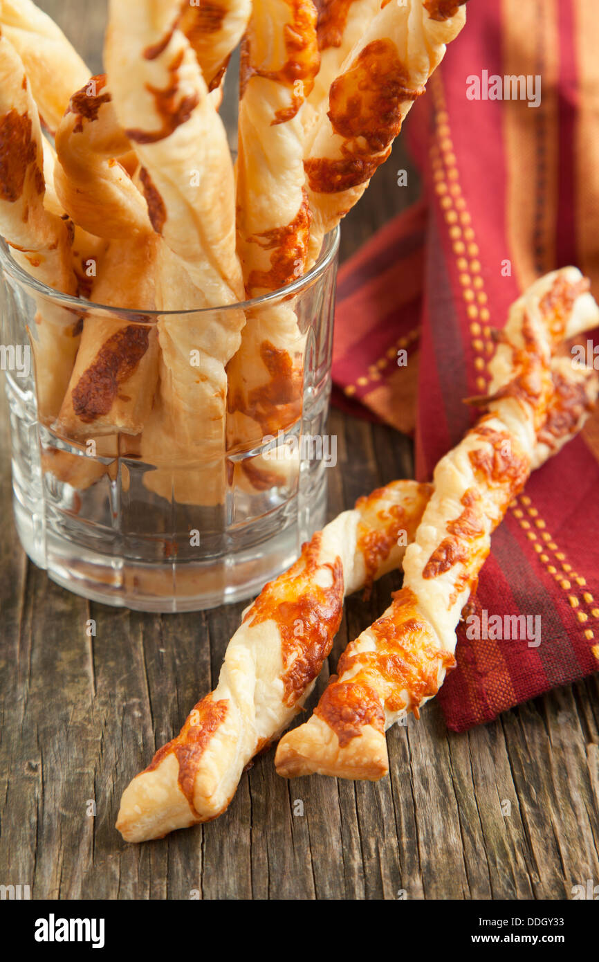 Pasta sfoglia twist con formaggio fuso Foto Stock
