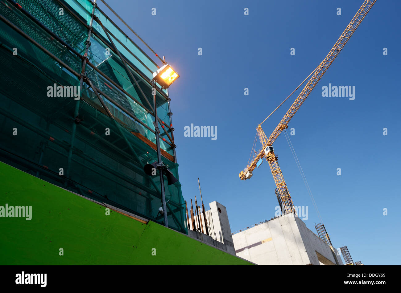 Paesaggio industriale, costruzione, gru contro il cielo blu Foto Stock