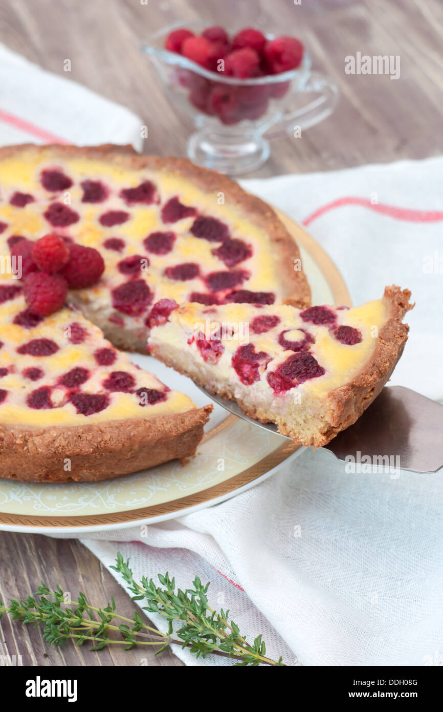 Bella in casa crostata di frutta con lampone e cioccolato bianco sul pannello di legno Foto Stock