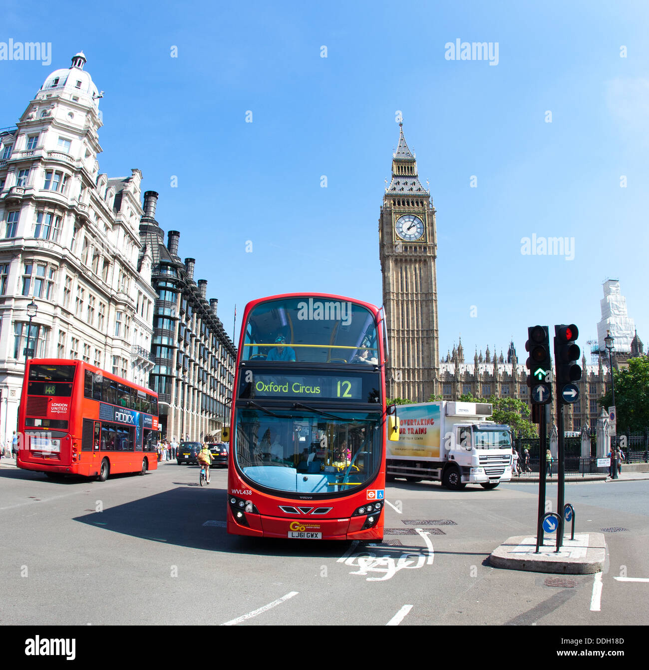 Autobus rossi a Parliament Square London REGNO UNITO Foto Stock