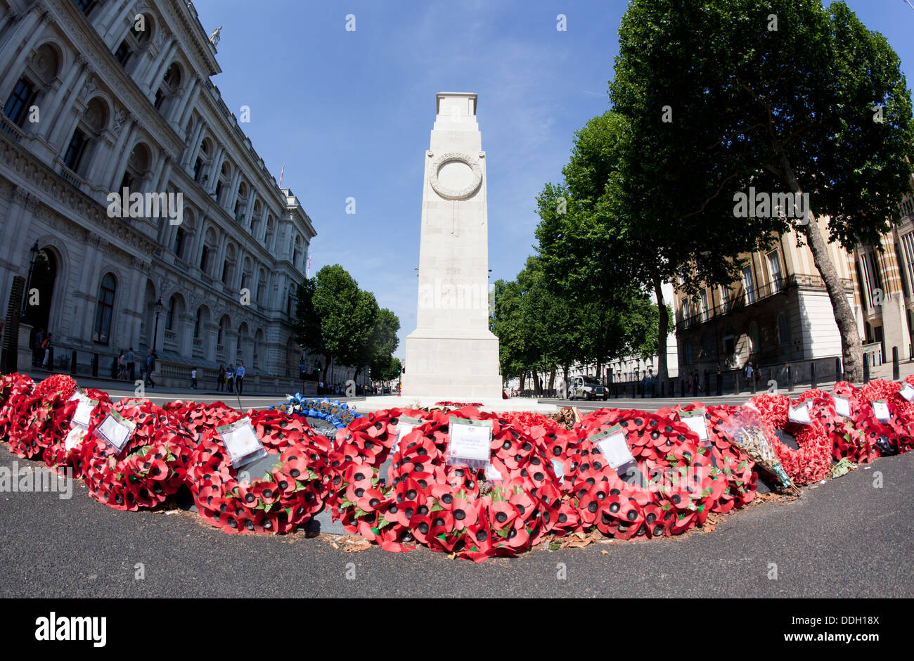 Il cenotafio con Memorial ghirlande London REGNO UNITO Foto Stock