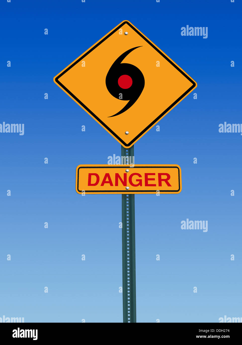 Cartello stradale con il tornado e icona di avvertimento di pericolo su sky Foto Stock