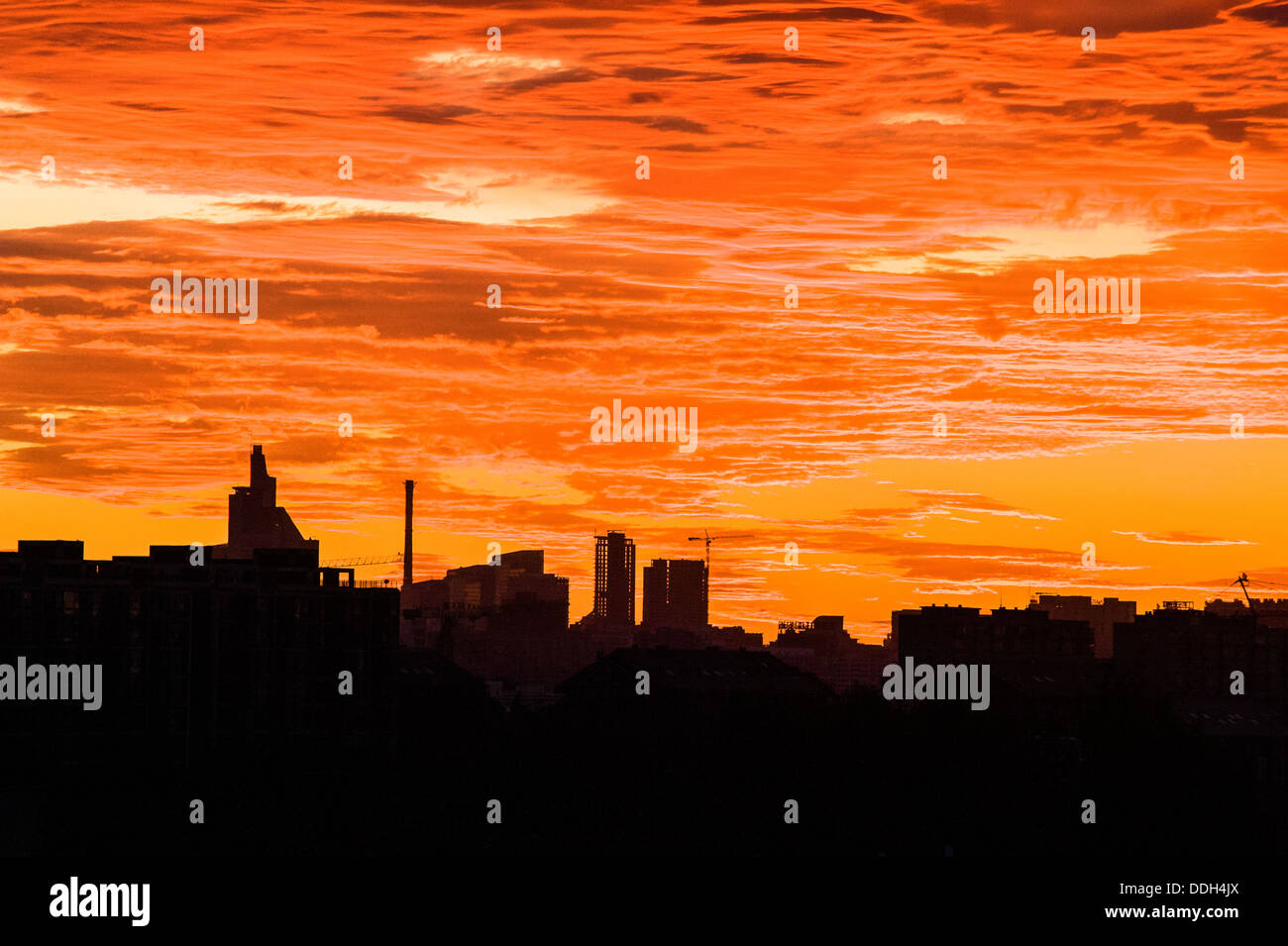 Il cielo di masterizzazione in alba, Pechino Foto Stock