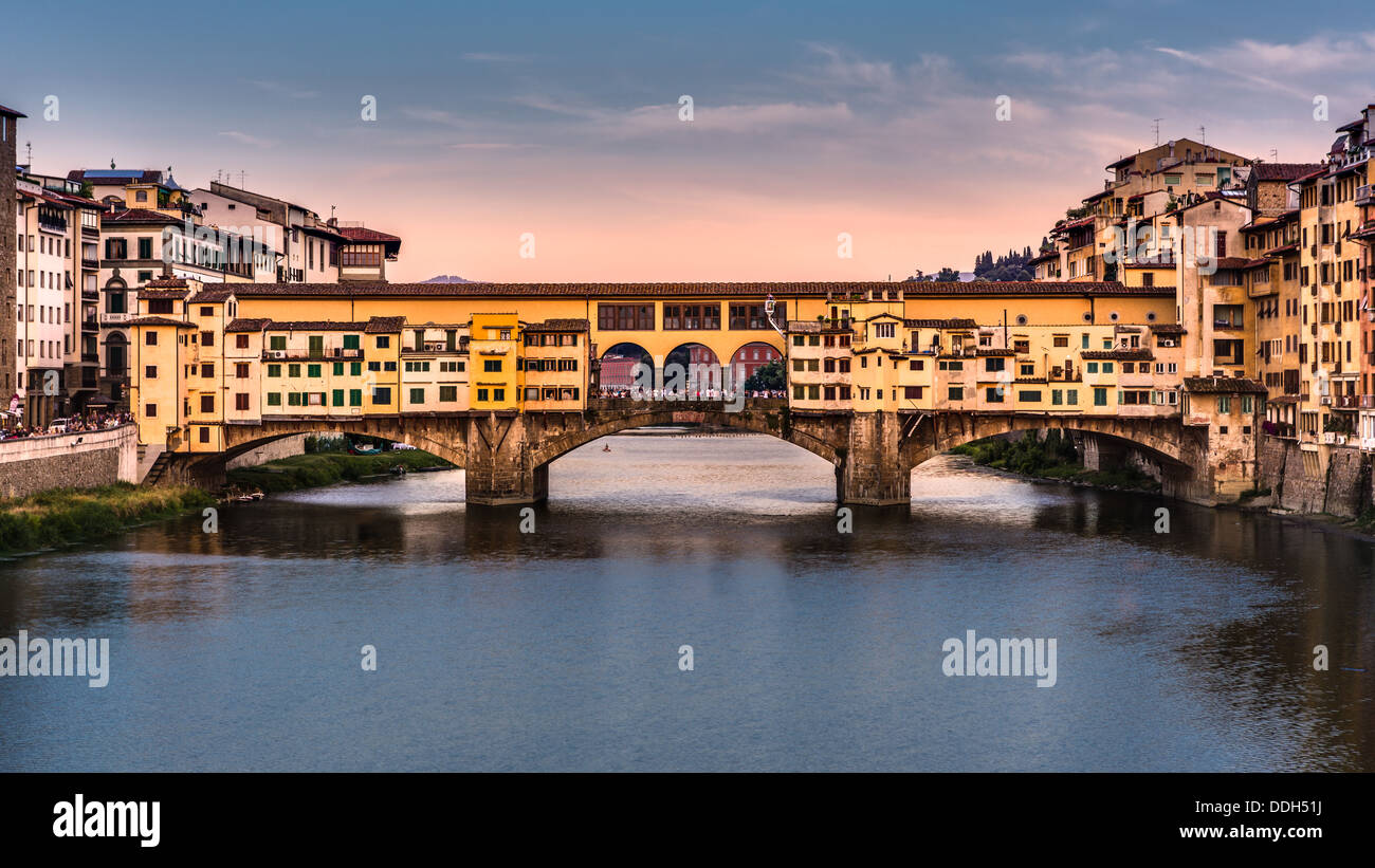 Ponte Vecchio al tramonto, Firenze, Italia Foto Stock