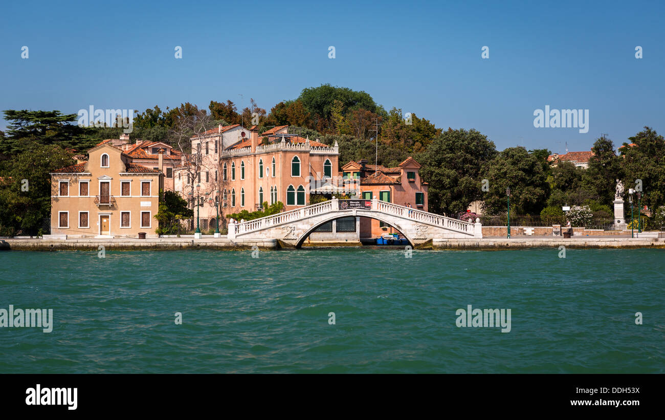 Vista veneziano con un ponte di fronte all'Istituto di Biologia Marina, Venezia, Italia Foto Stock