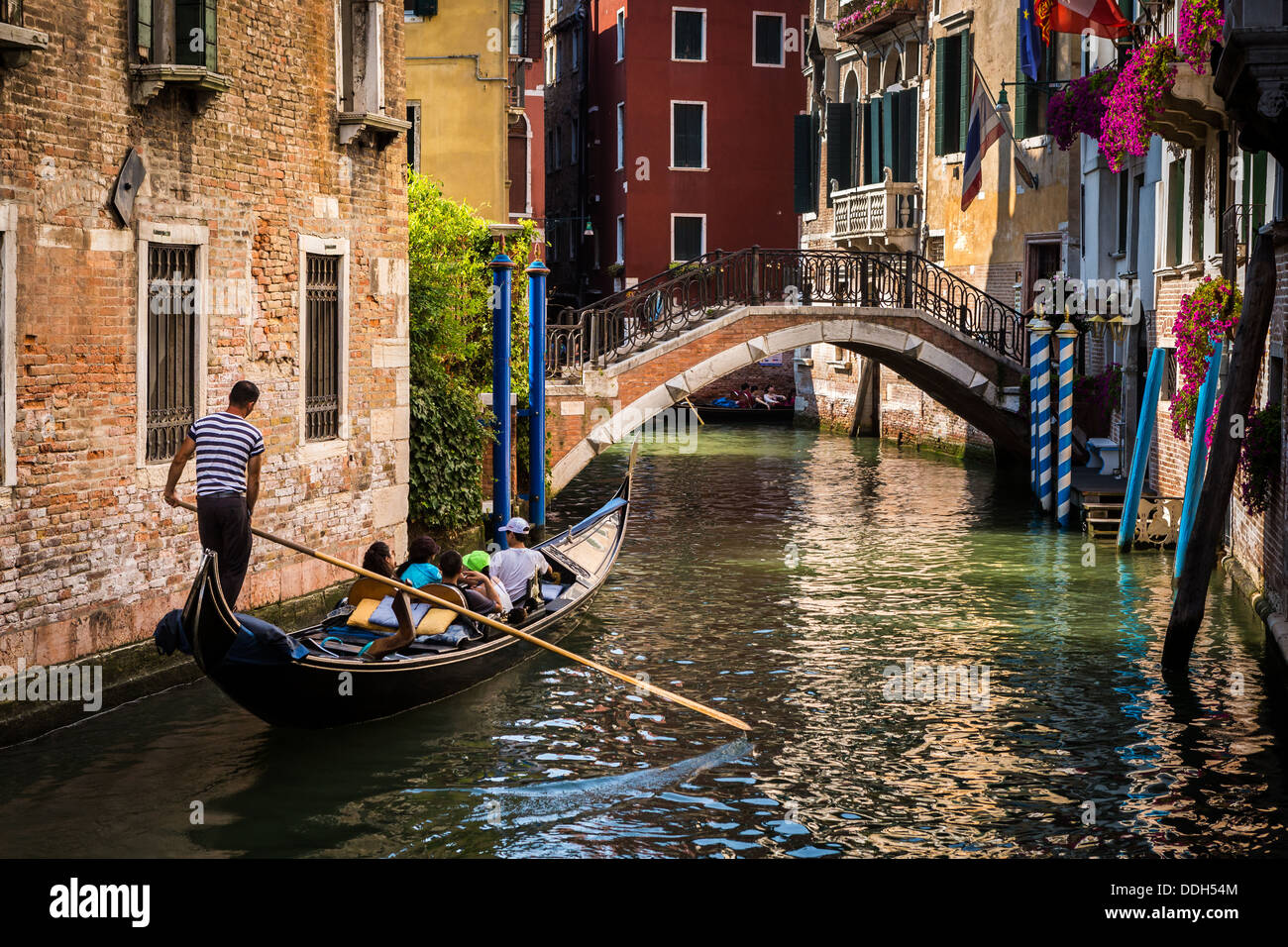 Gondola con i turisti in barca a vela su un water street a Venezia Italia Foto Stock