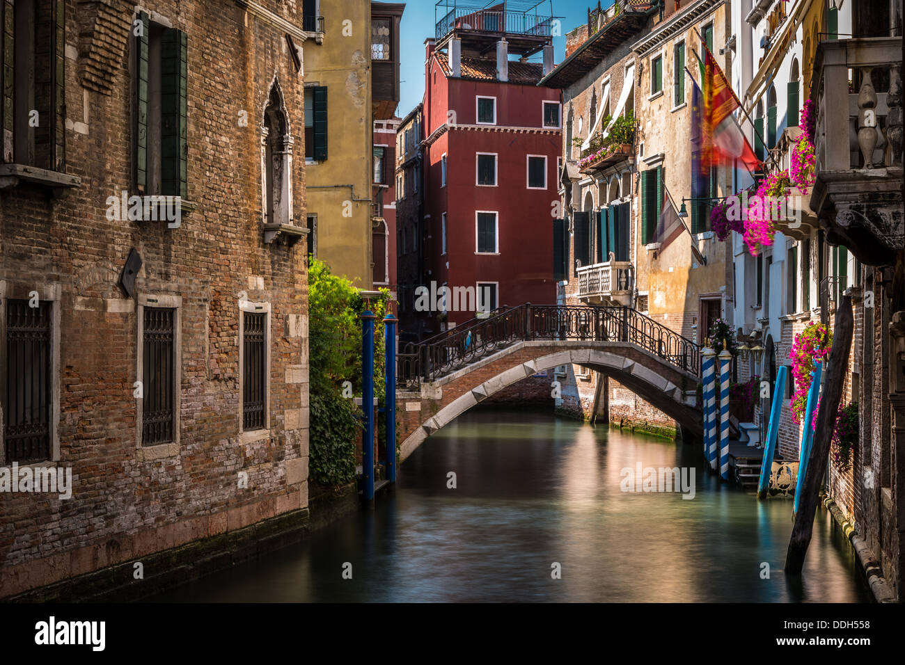Tranquilla acqua veneziano street Foto Stock