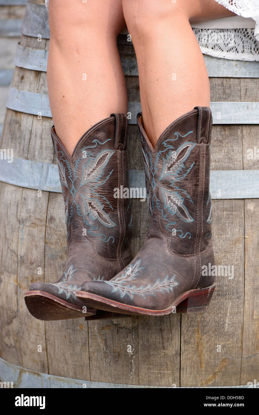 Sposa indossare stivali da cowboy seduti su un barile di legno Foto stock -  Alamy