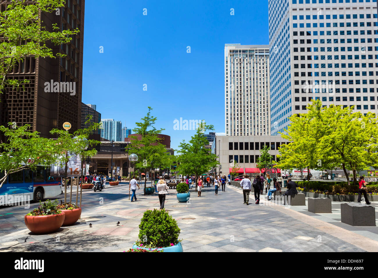 Alberghi, negozi e uffici in zona pedonale 16th Street Mall nel centro di Denver, Colorado, STATI UNITI D'AMERICA Foto Stock