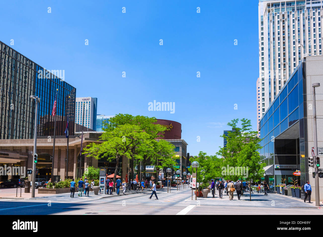 Alberghi, negozi e uffici in area pedonale 16th Street Mall nel centro di Denver, Colorado, STATI UNITI D'AMERICA Foto Stock
