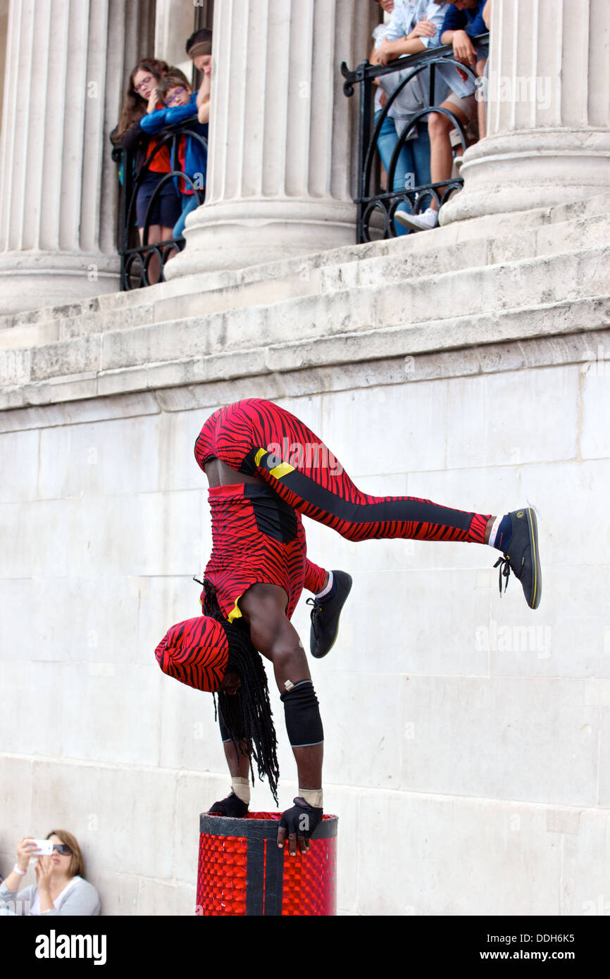 Contortionist street performer Yogi Laser in Trafalgar Square Londra Inghilterra Europa Foto Stock