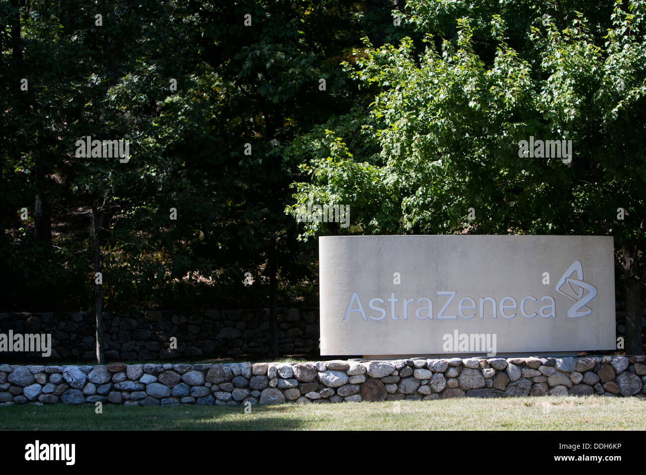 Un segno al di fuori di un impianto di AstraZeneca. Foto Stock