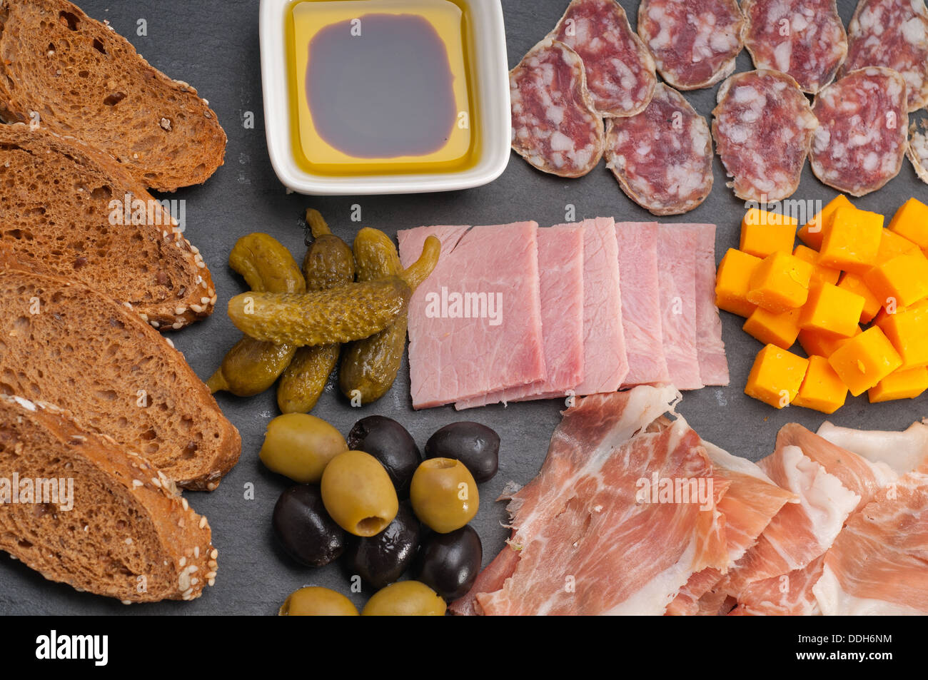 Un assortimento di cold cut platter Foto Stock